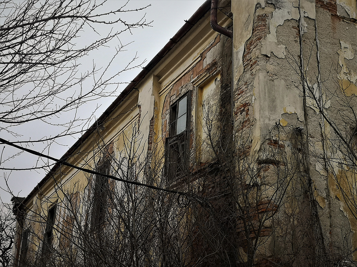 REPORTAJ. Un castel vechi de secole, din Ardeal, lăsat în voia sorții de beneficiarii retrocedării și de autorități: „Nu sunt fantome aici, doar sărăcie!”