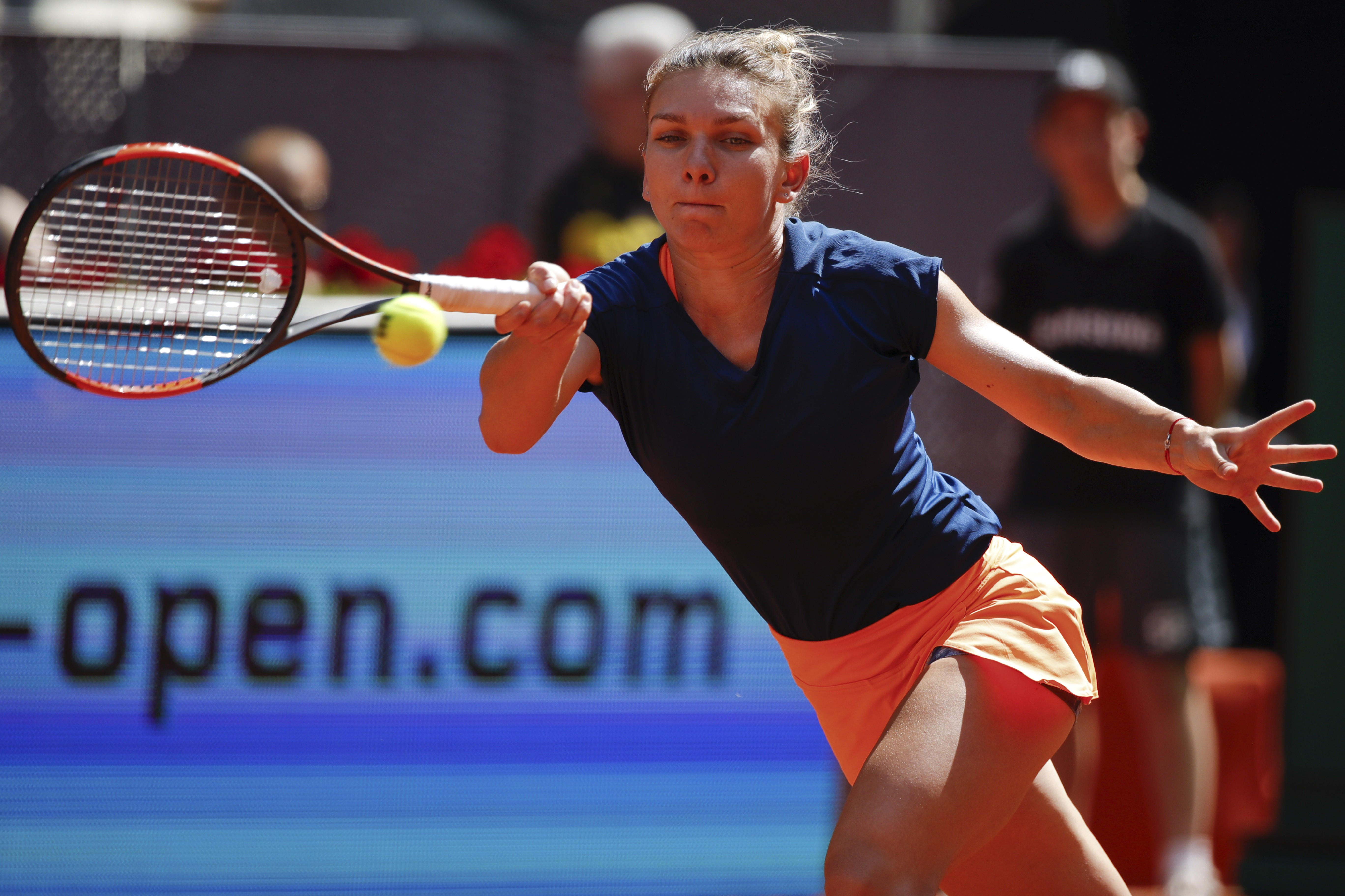 Simona Halep și Sorana Cîrstea s-au calificat în sferturile de finală ale turneului de la Madrid. Irina Begu, eliminată | LIVESCORE