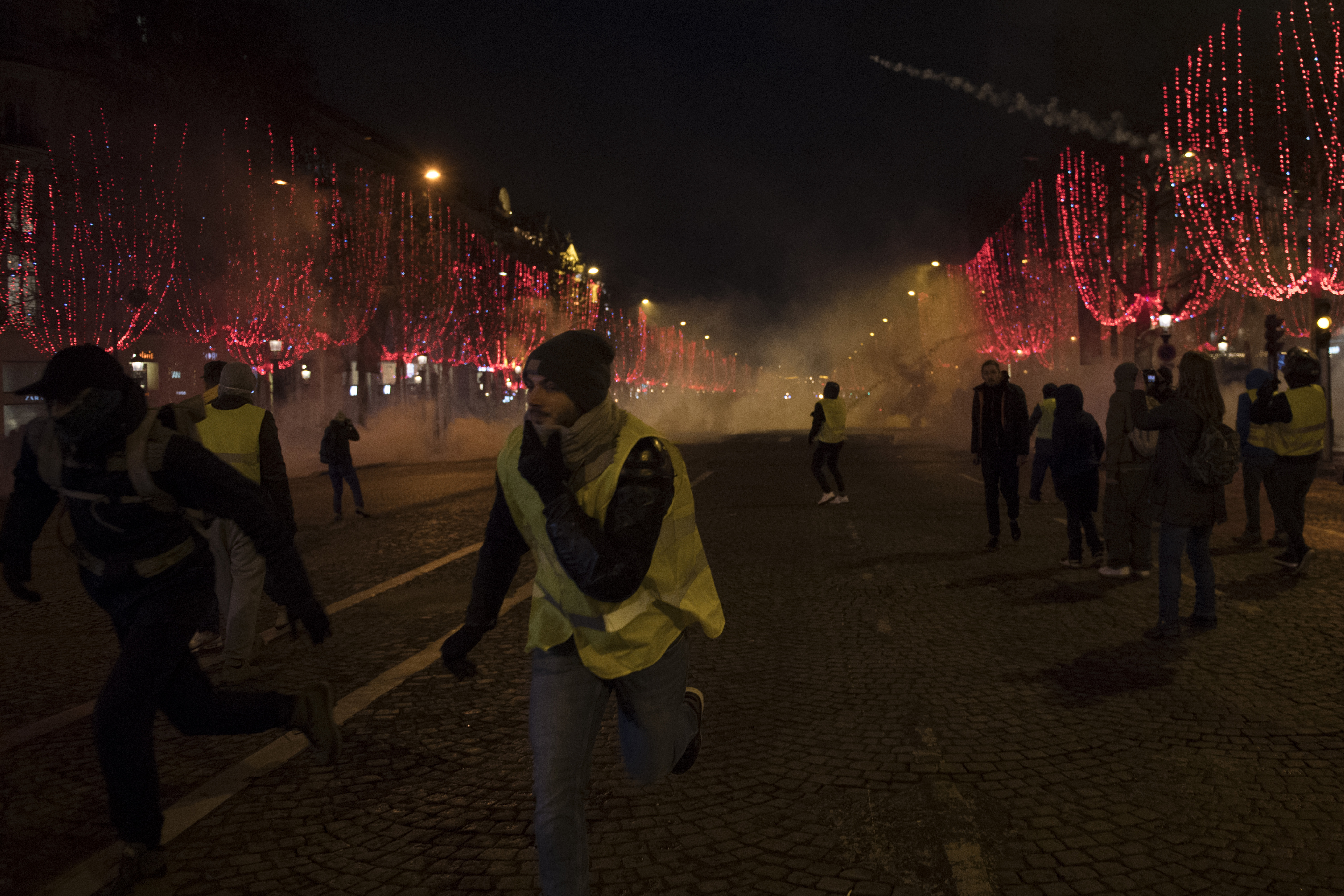 FOTO&VIDEO / Zi de foc în Franța! Violențe și confruntări, soldate cu aproximativ 1.400 de persoane reținute