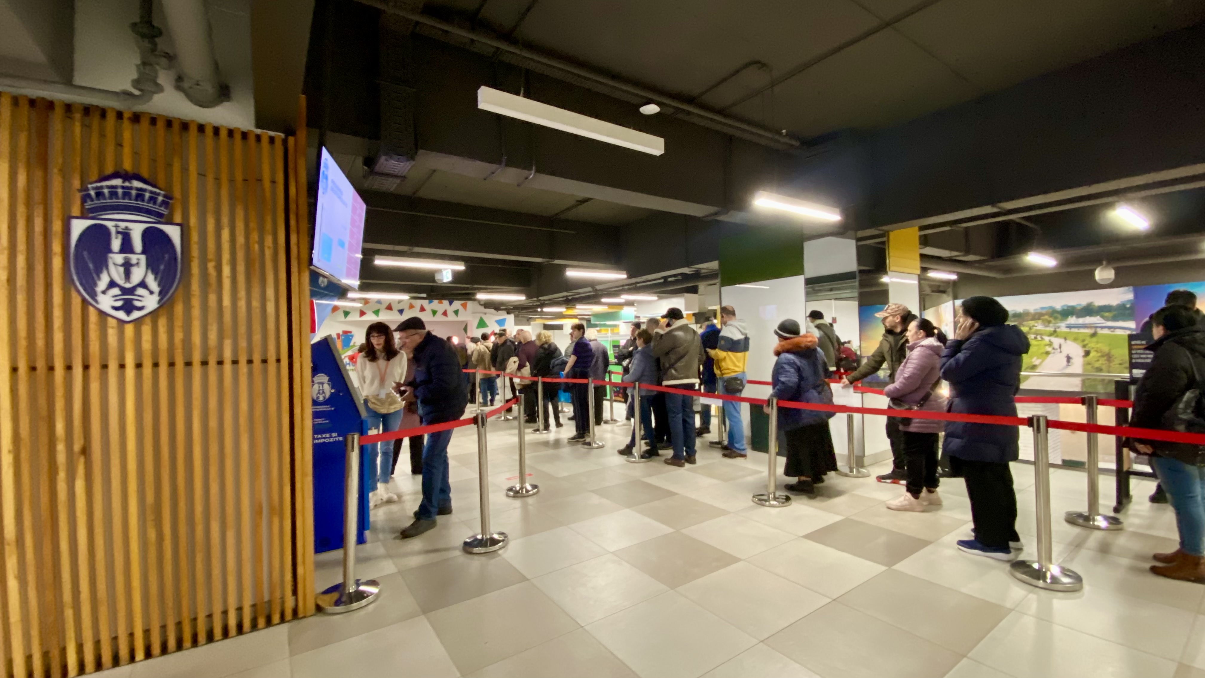 FOTO. Cozi mari la centrele de plată a taxelor, în prima zi lucrătoare din 2024. Dările se pot plăti la stațiile de tip SelfPay, dar și online