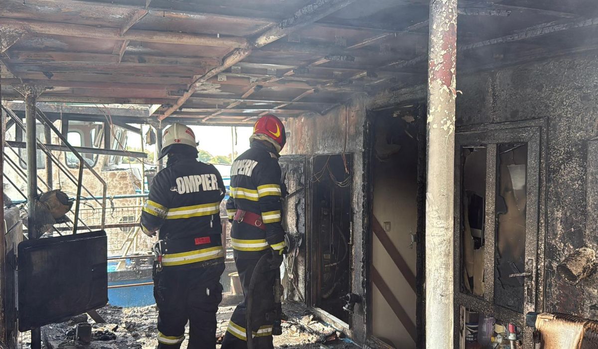 Un ponton dormitor din Tulcea a fost făcut scrum. Flăcările s-au extins la bărcile din apropiere