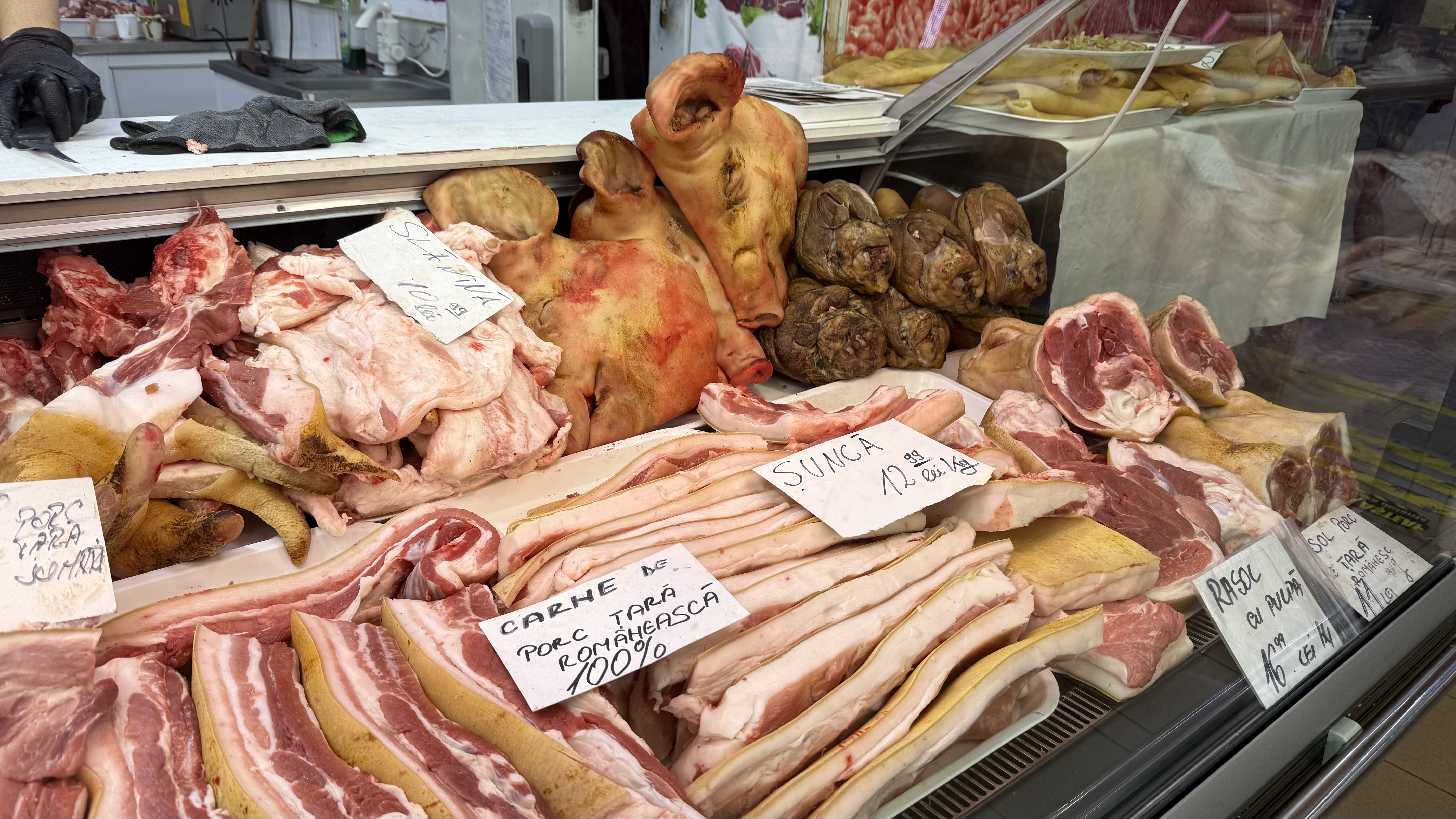 A început bătălia pentru carnea de porc. Reportaj în hala Obor: cât ne costă preparatele pentru sarmale și tobă?
