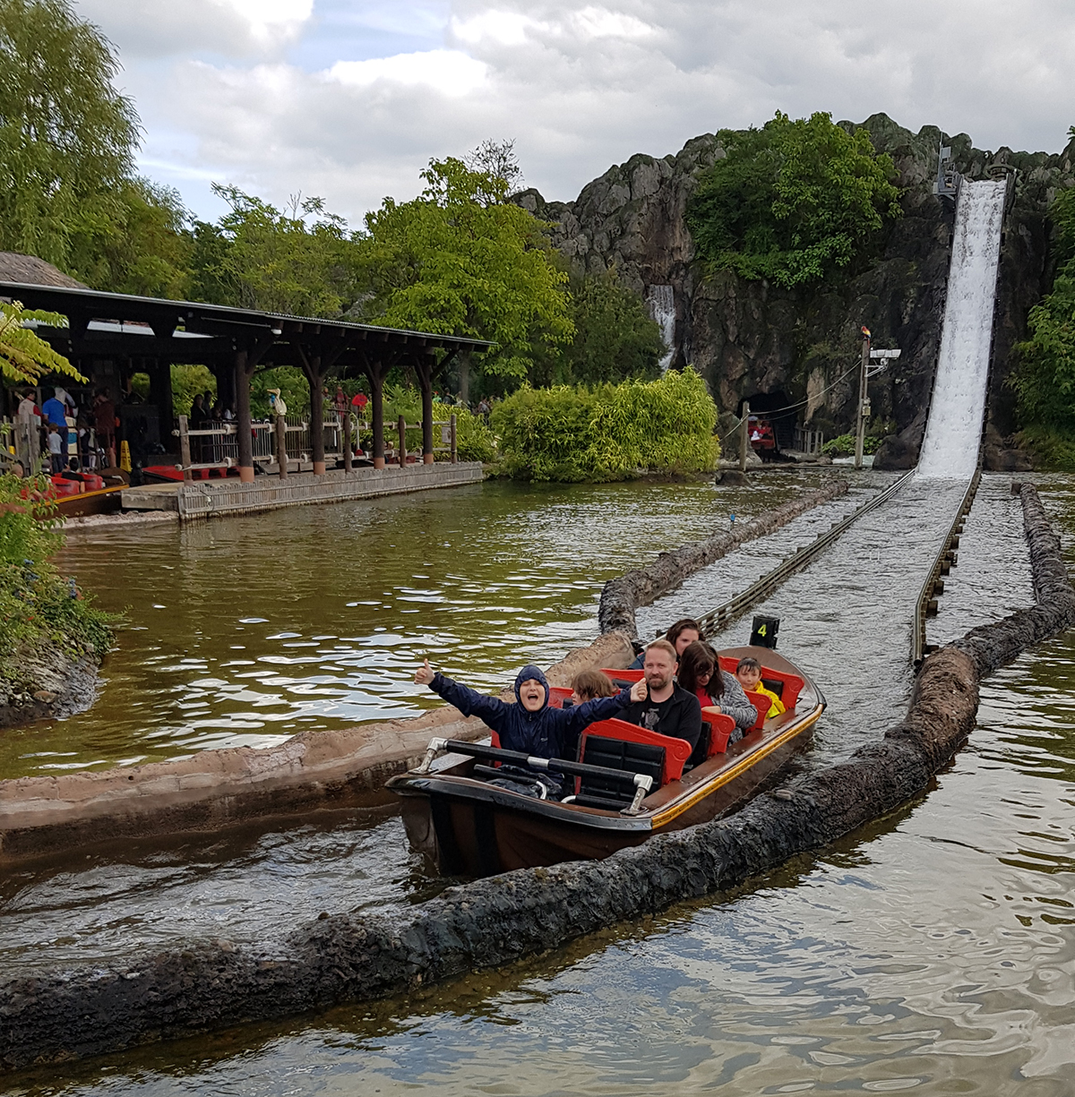 Cât te costă să-ți duci copilul la Legoland și la Castelul Frumoasei Adormite din lumea Disney?