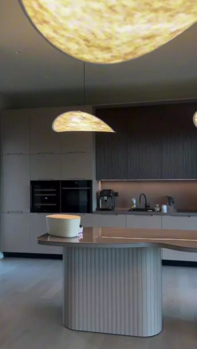 Imagini din casa de lux în care locuiește Alina Pușcaș. Doar în filme mai vezi așa ceva