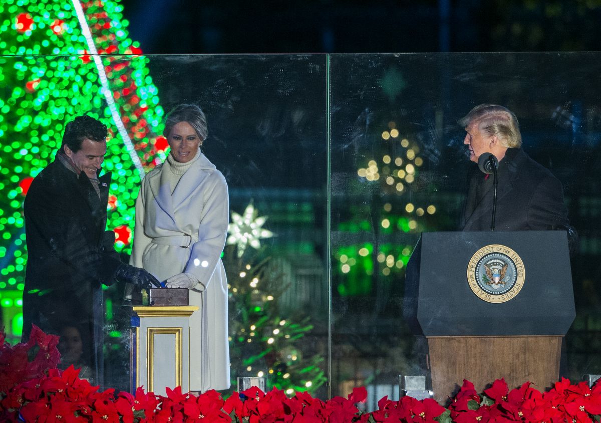 FOTO| Donald și Melania Trump au aprins luminile bradului de Crăciun de la Casa Albă