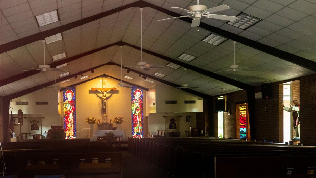 Un preot a fost filmat prin fereastră cum făcea sex cu două dominatoare, pe altar, în biserica catolică în care slujea, în Louisiana