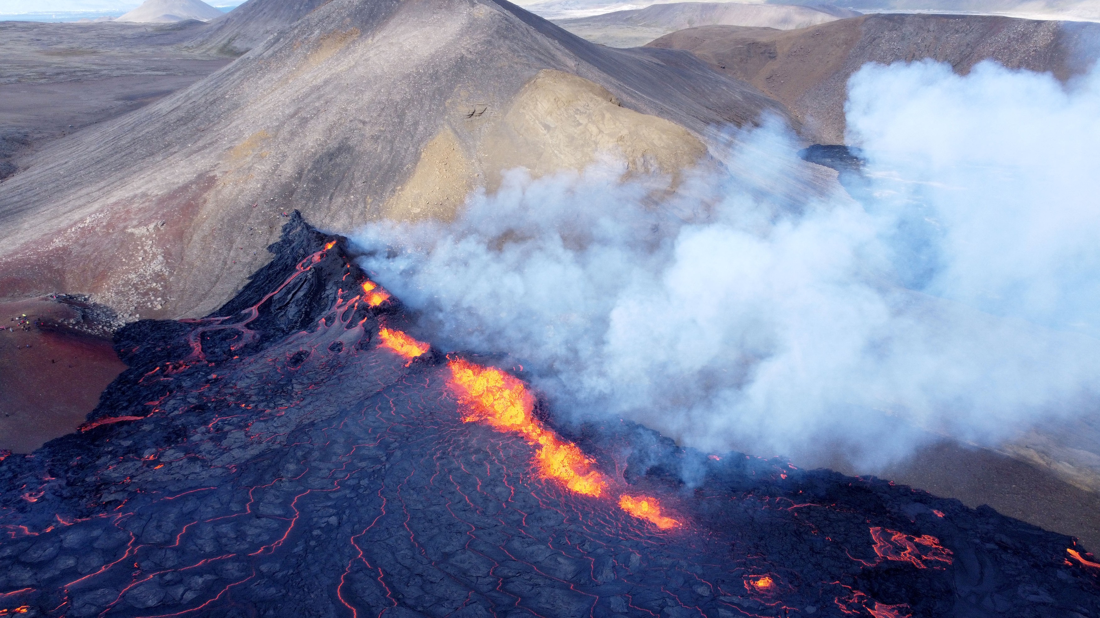 O erupție vulcanică din Islanda, atracție turistică pentru mii de oameni: „Am început să plâng. E atât de frumos”