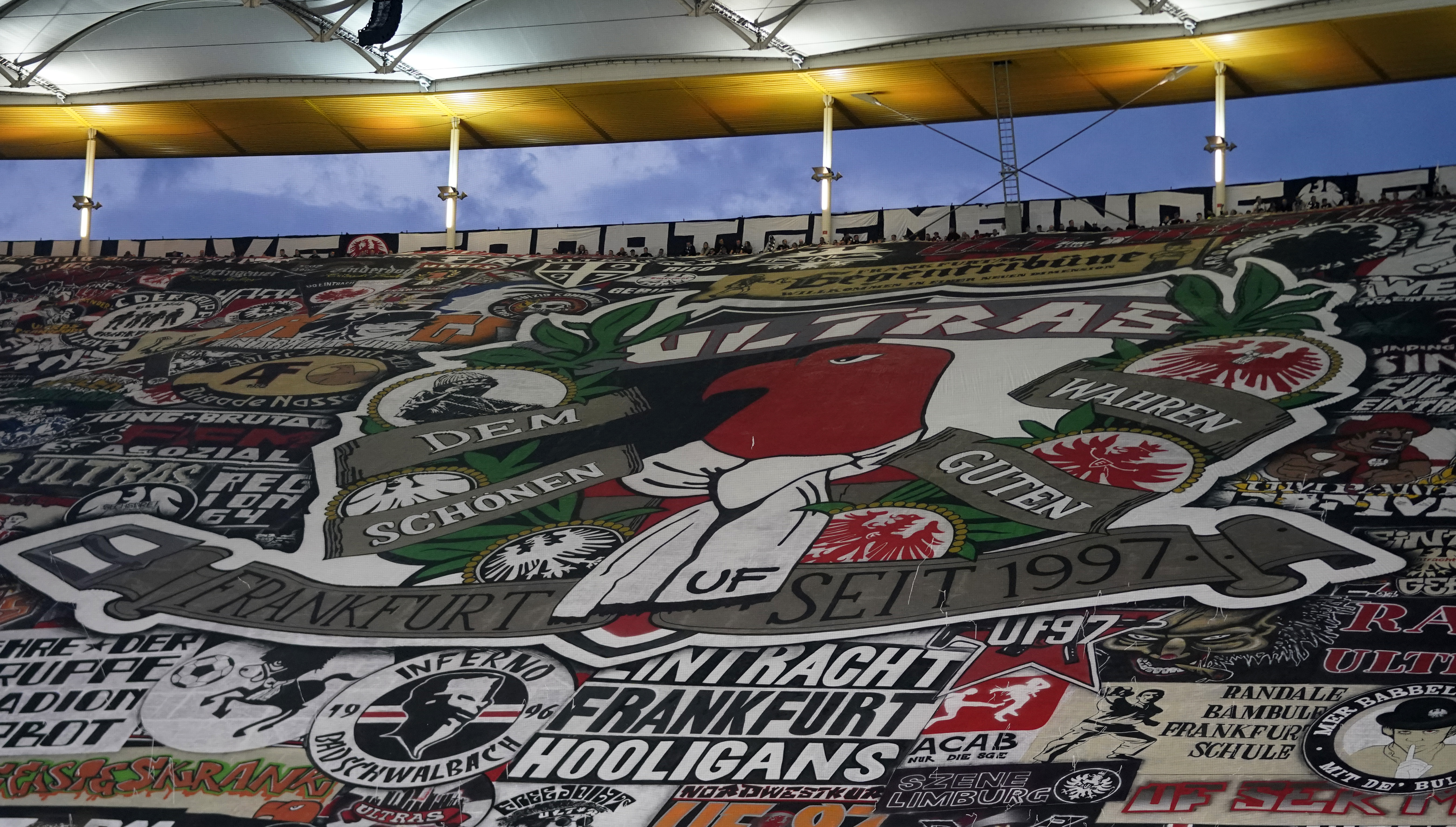 Fanii au făcut spectacol în tribune la meciurile din manșa tur a semifinalelor Champions League și Europa League. Spectatori cât la 14 meciuri din Liga 1  | GALERIE FOTO