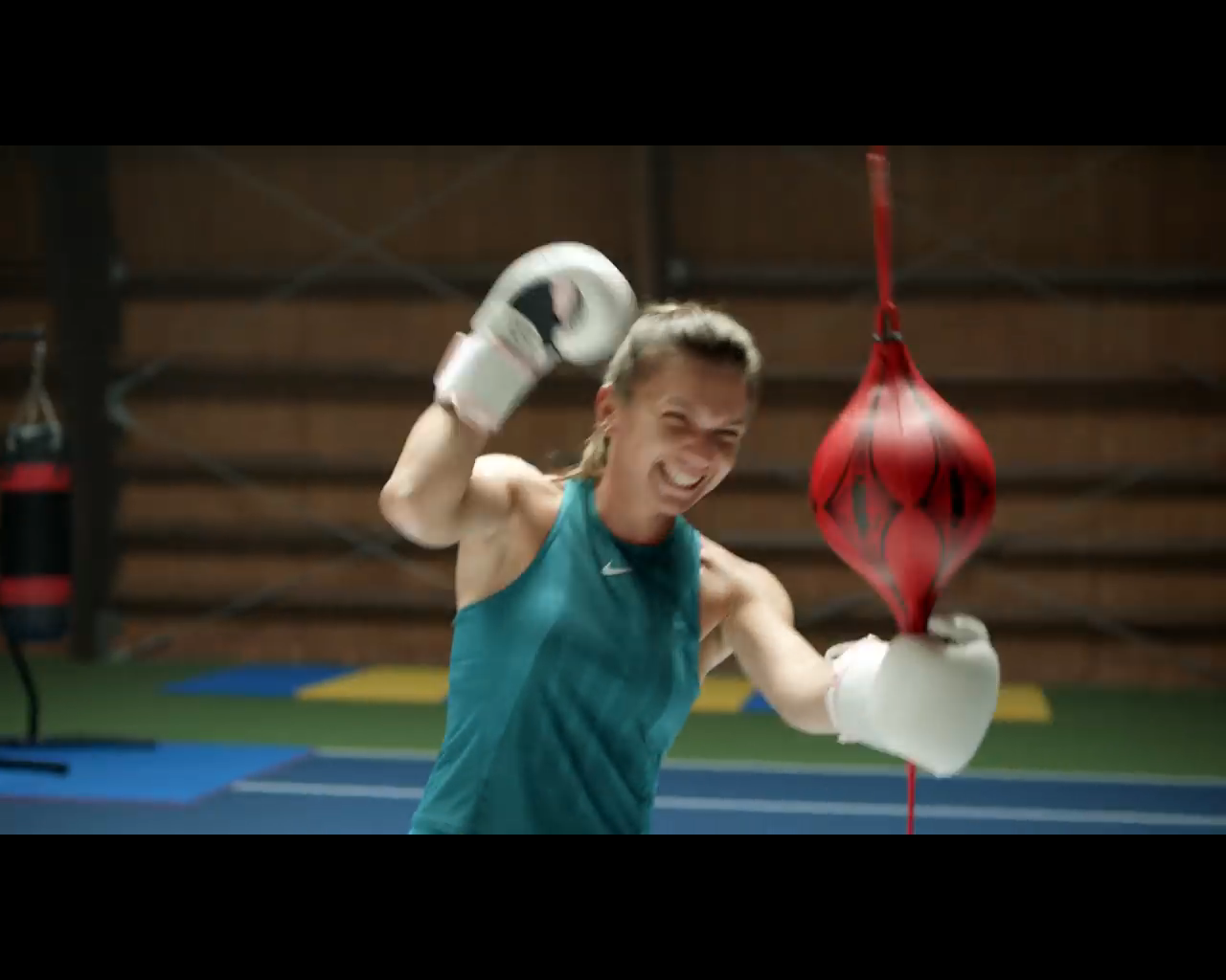 Simona Halep a jucat baschet, fotbal, rugby, a făcut chiar și box! Cum s-a descurcat cea mai bună jucătoare de tenis la alte discipline | VIDEO