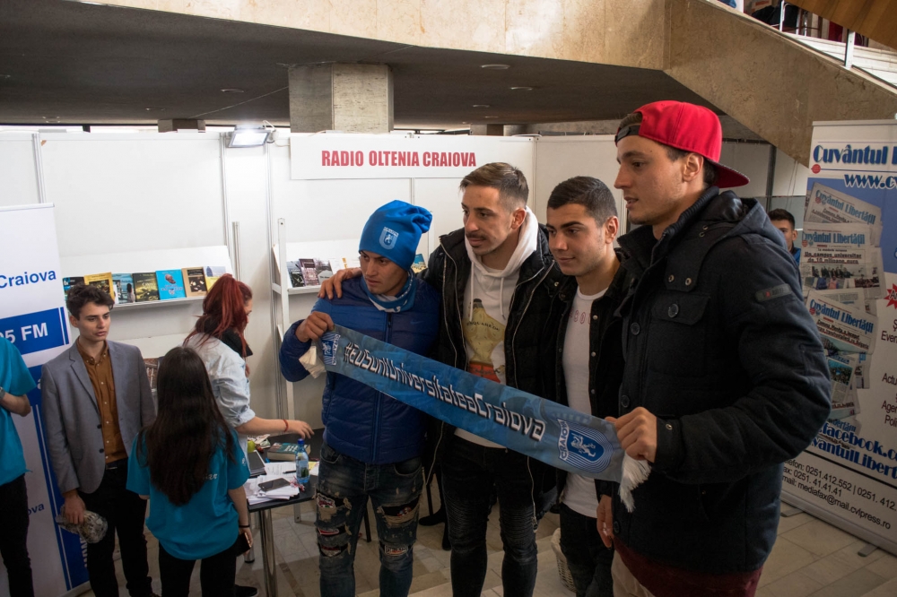 Fotbaliștii Craiovei au oferit mărțișoare. Gică Craioveanu a venit pentru meciul cu Dinamo / GALERIE FOTO