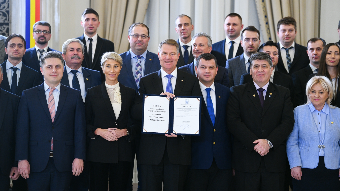 FOTO. Preşedintele Klaus Iohannis a promulgat Legea Autostrăzii Unirii, într-o ceremonie unică. Avertisment către Guvernul Dăncilă: Să asigure banii, în 2019