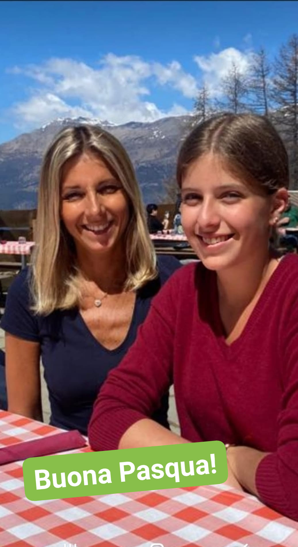 Un bancher italian și-a chemat 200 de prieteni ca să-i anunțe că se însoară, însă când a luat microfonul, a spus că aleasa l-a înșelat cu un avocat: „Ești liberă să pleci cu el în Mykonos”