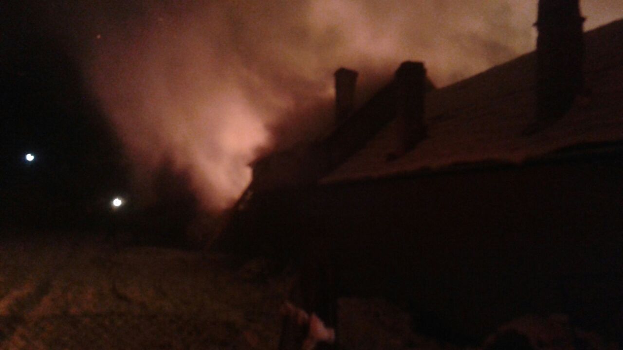 Două case şi o şură au luat foc, în localitatea braşoveană Hălchiu| FOTO/VIDEO