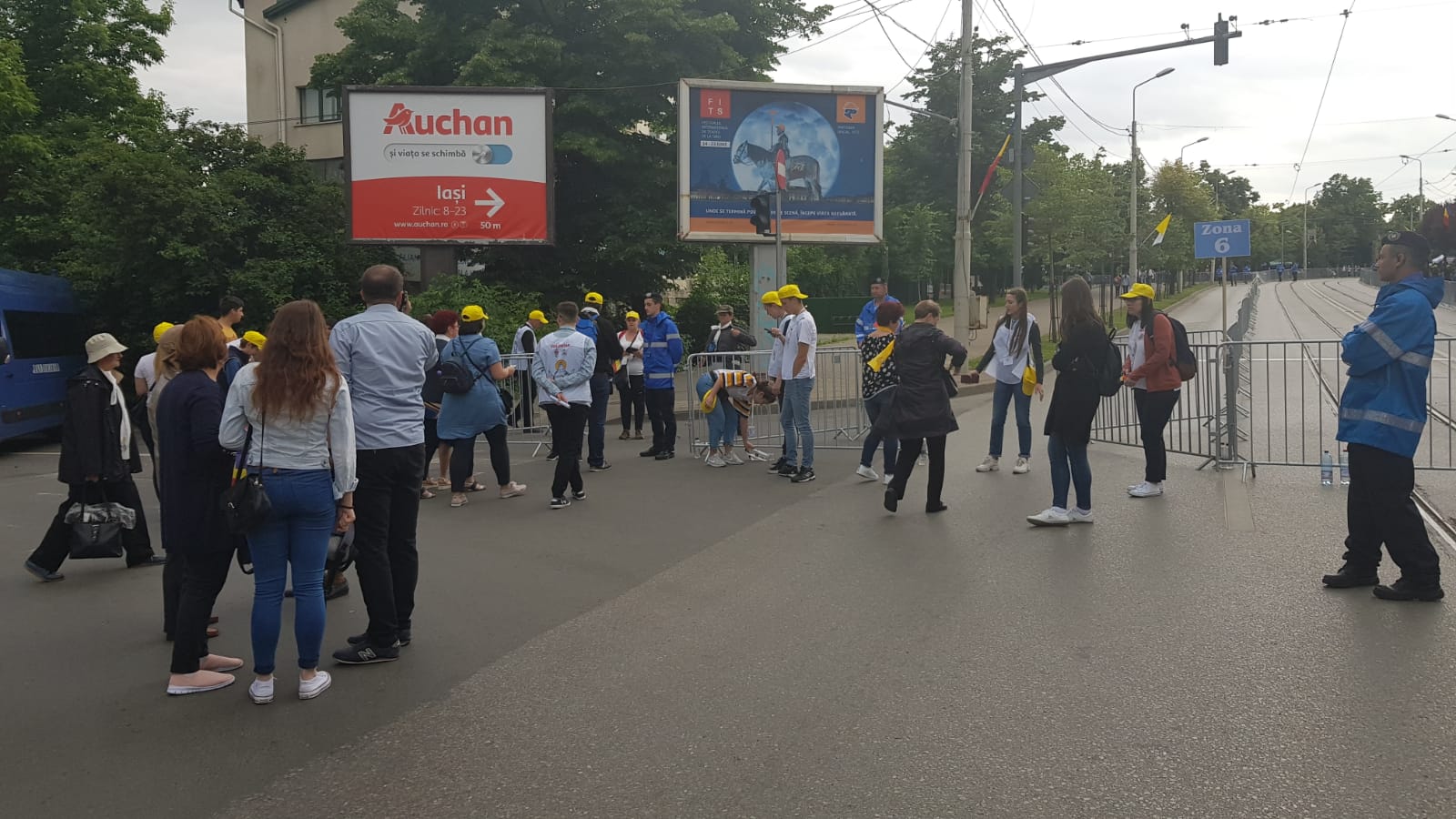 Filmul unei zile istorice. La Iași, Papa Francisc a binecuvântat familiile reunite de peste hotare și bolnavii care nu au renunțat la credință. A îndepărtat cordonul de securitate ca să ajungă la credincioși