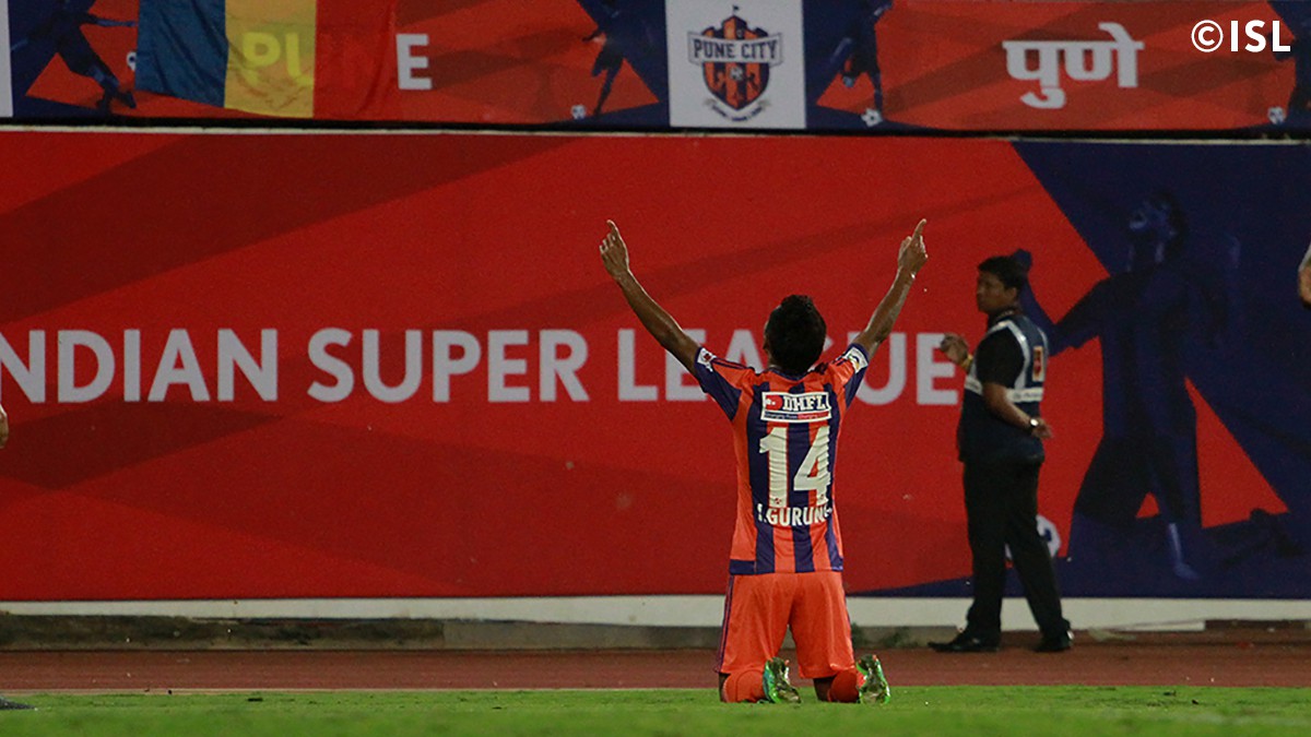 Mutu și-a început cu o pasă de gol aventura în India! Vrea să redevină titular la națională, dar a început ca rezervă partida Pune - Mumbay 3-1. ^Piteșteanul a intrat pe teren în minutul 61. Tricolorul a fluturat în tribune / FOTO