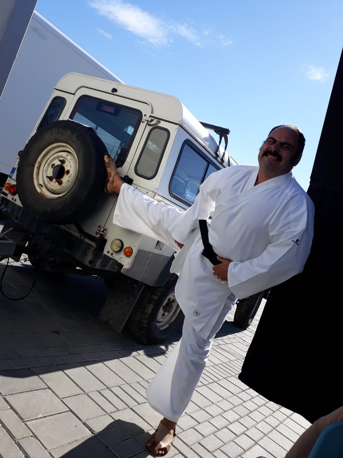 La proba pentru rolul Ariciu’, din Liber ca pasărea cerului, actorul Adrian Anghel  i-a rupt regizorului un scaun de epocă | FOTO