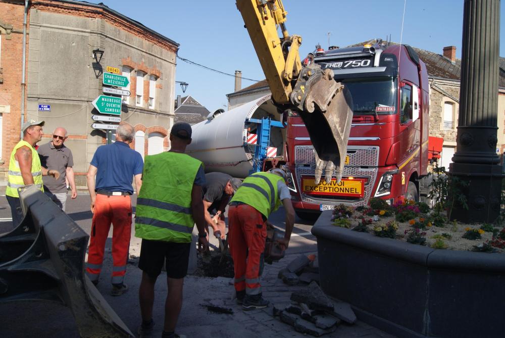 Un șofer român a blocat un sat din Franța, cu camionul convoi excepțional. Ca să treacă el, a fost demolată fântâna din centru