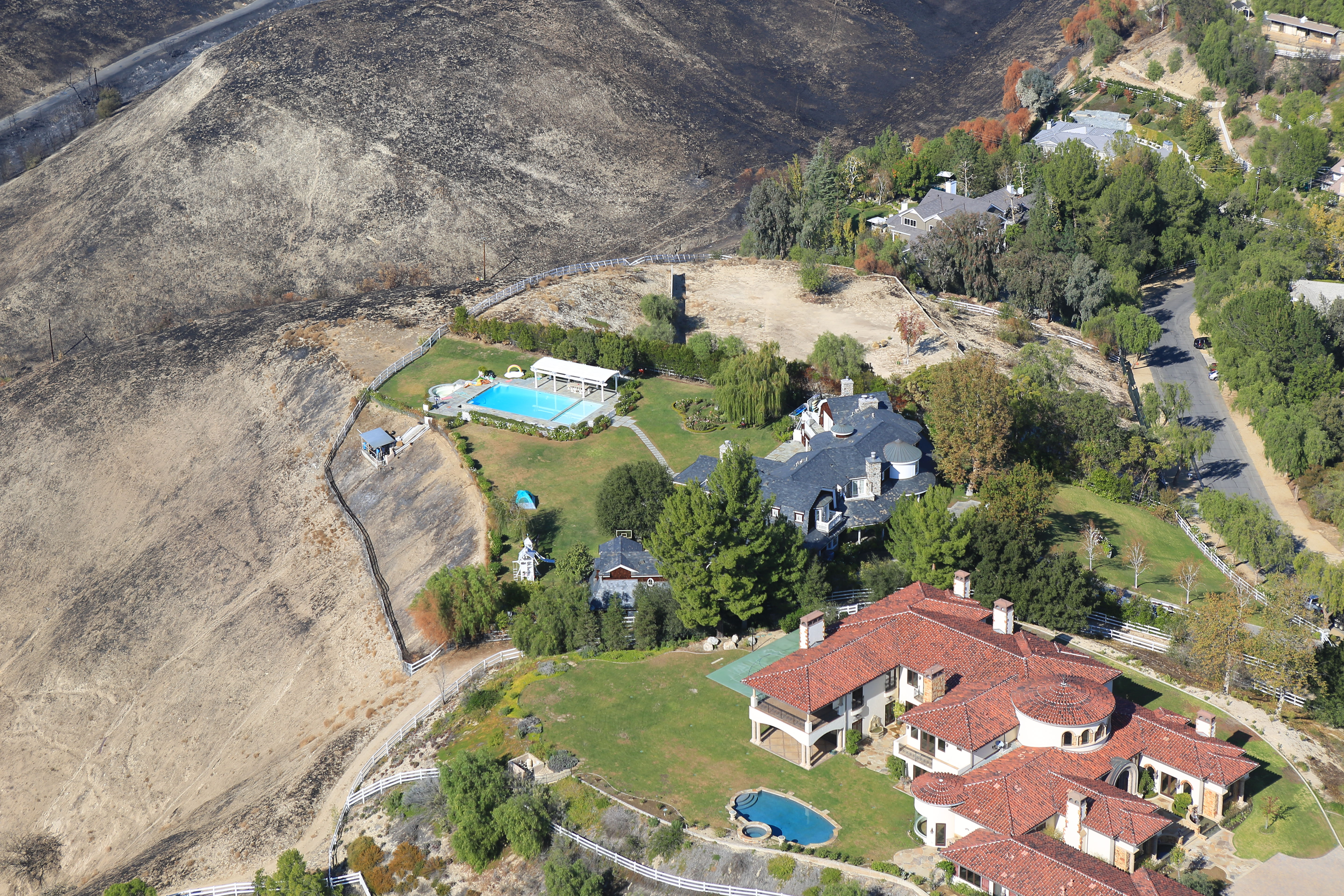 GALERIE FOTO - Cum arată vilele vedetelor care au plătit pompieri privați în timpul incendiilor din California