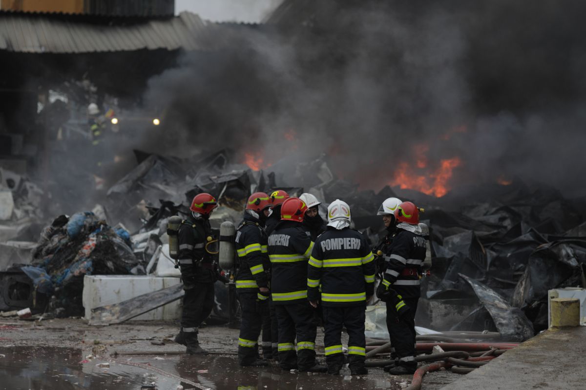 Incendiul de lângă Capitală e sub control, anunță ISU. A fost redus efectivul pompierior