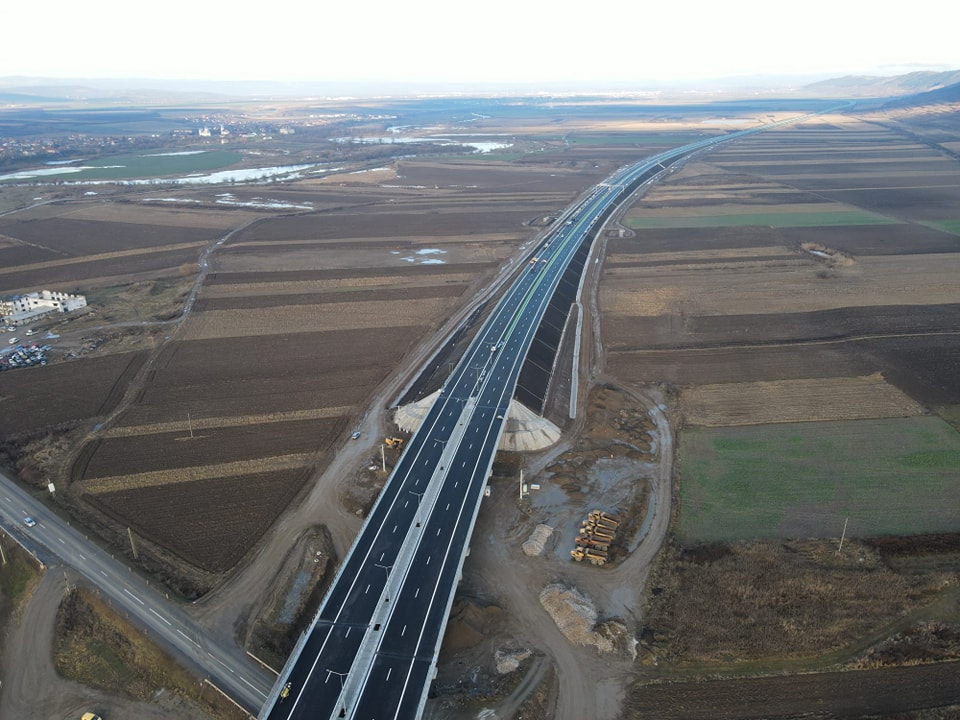 Drumul Cluj-Târgu Mureș se parcurge de joi pe autostradă. Un tronson din A3 a fost finalizat cu 8 luni înainte de termen