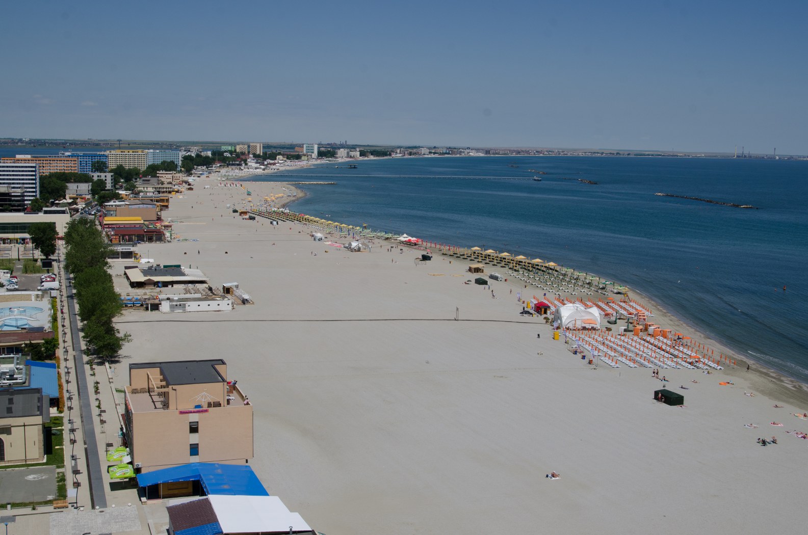 Șezlongurile ocupă plaja nouă? Poți suna la ANPC! Este spre binele României! FOTO