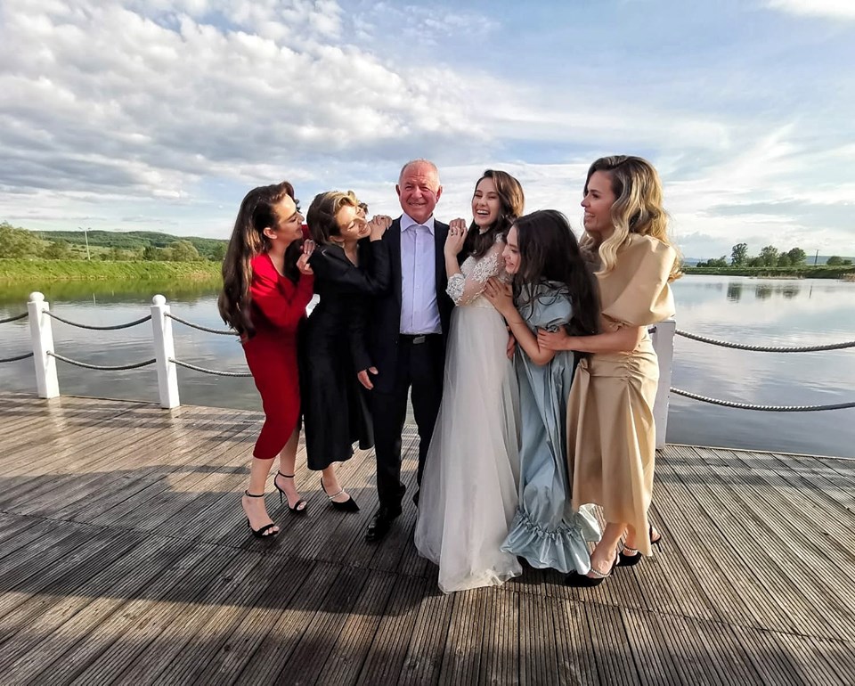 Ce ținută a purtat Lidia Buble la nunta surorii ei. "Era mai bine să te îmbraci cu altă culoare" | FOTO