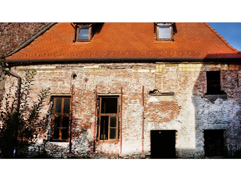 Se vinde cea mai veche casă din România. Unde se află și cum arată (GALERIE FOTO)