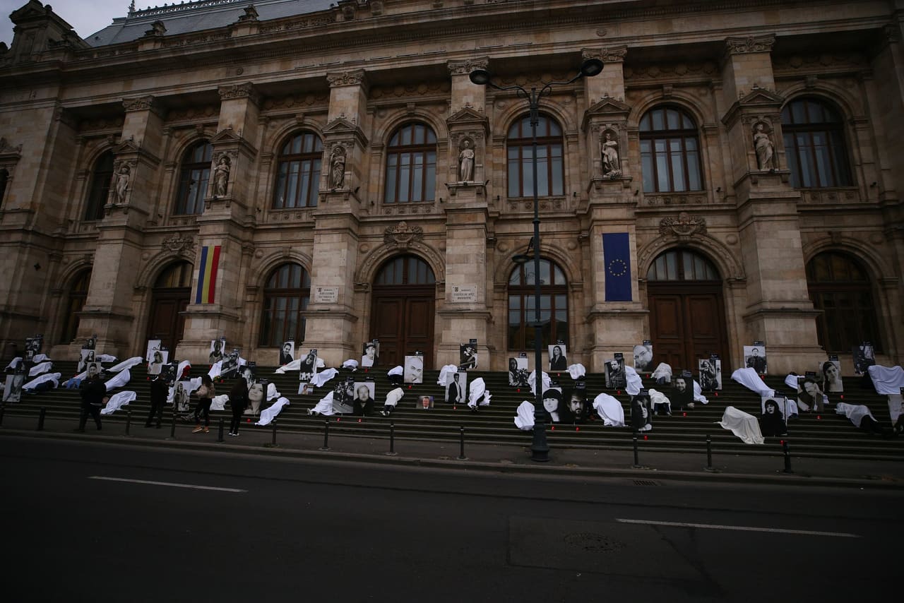 Protest la Curtea de Apel: rudele victimelor din Colectiv, acoperite cu cearșafuri albe, lângă fotografiile cu cei dragi