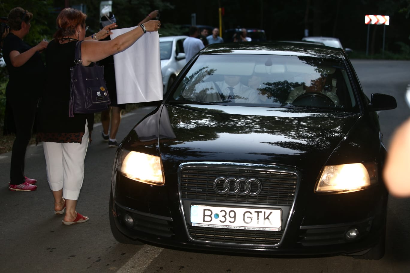 FOTO. Scandal la nunta fiului lui Liviu Dragnea, de la Palatul Snagov; Protestatarii blochează mașinile invitaților și strigă lozinci anti-PSD