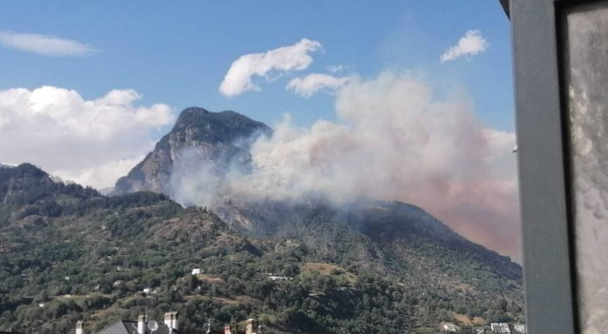 Incendiu masiv în Alpii Elvețieni, aproape de ghețarul Aletsch. Focul arde de aproape 24 de ore, mai multe sate au fost evacuate, armata a trimis elicoptere