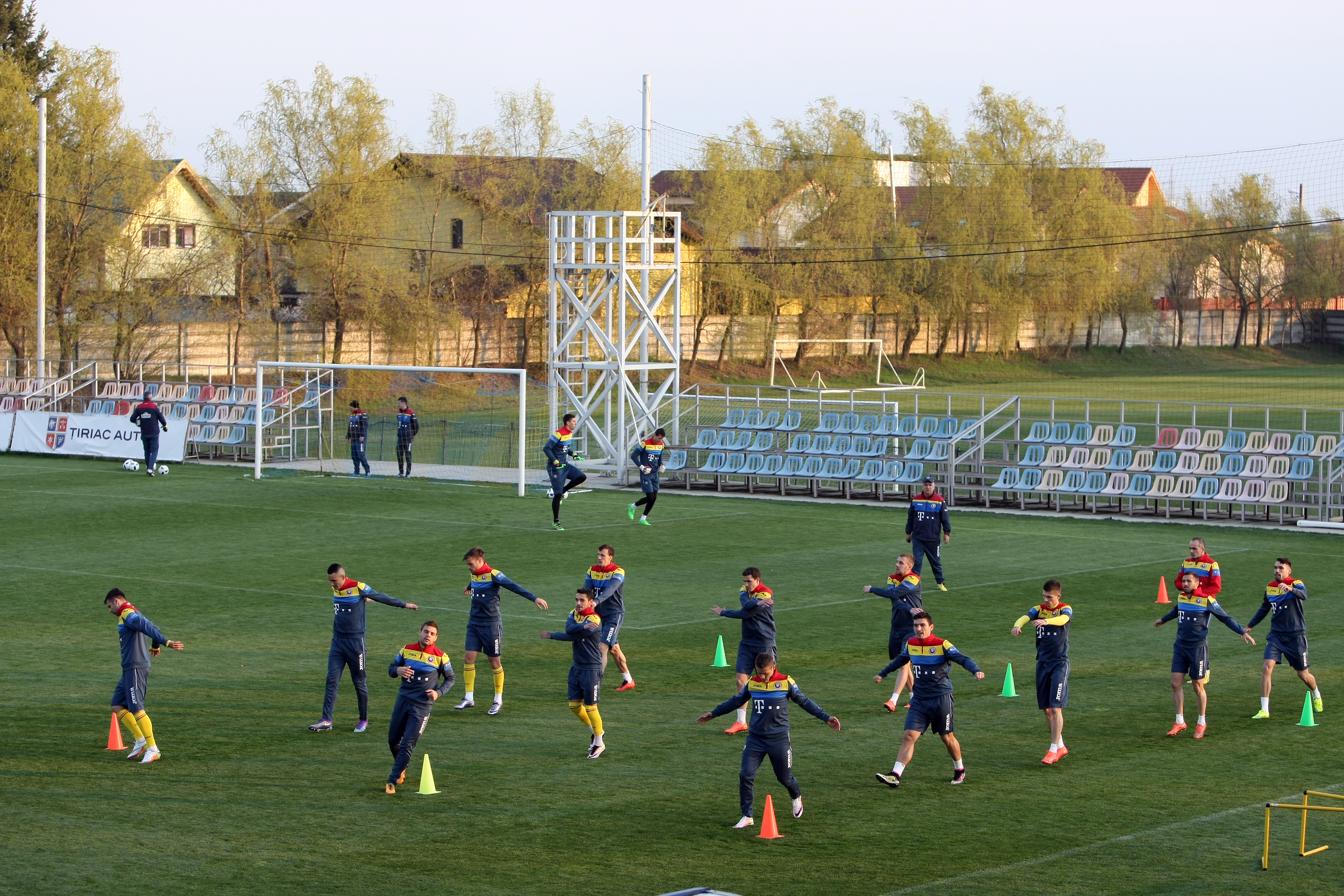 România - Lituania (amical, miercuri, 20.00, Giurgiu). Atenție, tricolori! Iordănescu, cel mai prost plătit selecționer de la Euro,  nu glumește! ”Tata Puiu” a lăsat mereu acasă jucători care au jucat în preliminarii și a luat câte trei-patru debutanți la turneele finale
