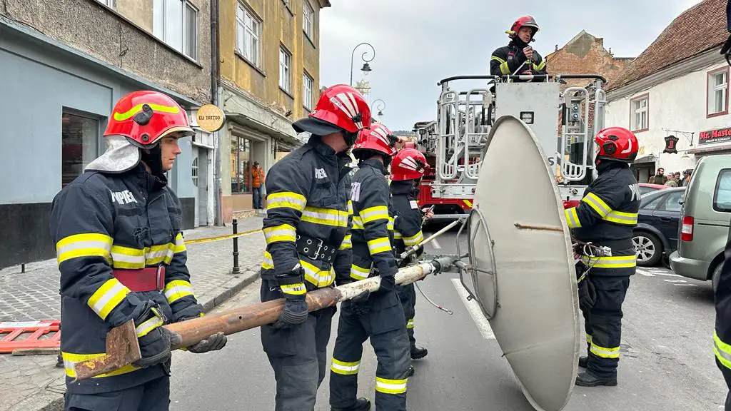 Pagube la Brașov din cauza vântului puternic: copaci doborâți, bucați de acoperiş desprinse de pe clădiri. FOTO
