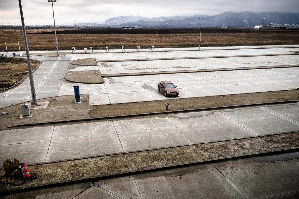 IMAGINI. Cum arăta acum un an aeroportul neterminat din Brașov și cum au reușit să-l finalizeze. Este primul aeroport nou din România din ultimii 50 de ani