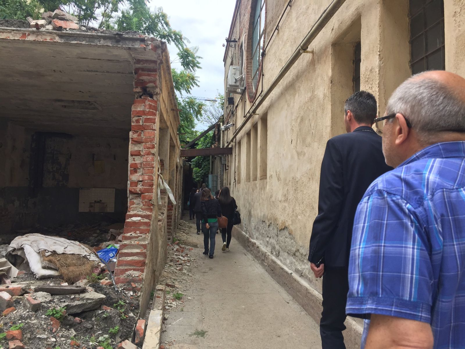 ANCHETĂ/ Ștrand ca centru social și mulți șefi la Societatea de Transport Public Timișoara, în timp ce în tramvaie plouă peste călători - FOTO