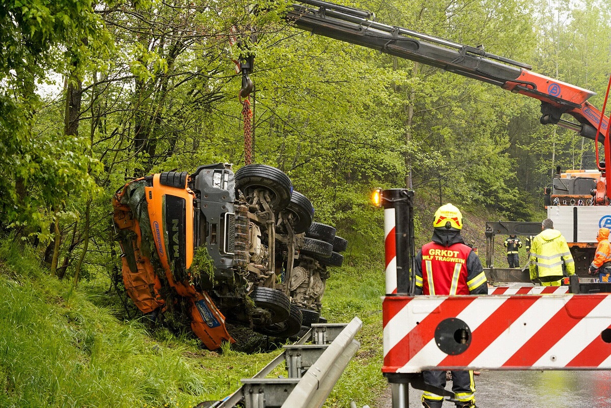Un șofer român care abia devenise tată a murit pe un drum din Austria, unde s-a răsturnat cu betoniera și a fost strivit în cabină