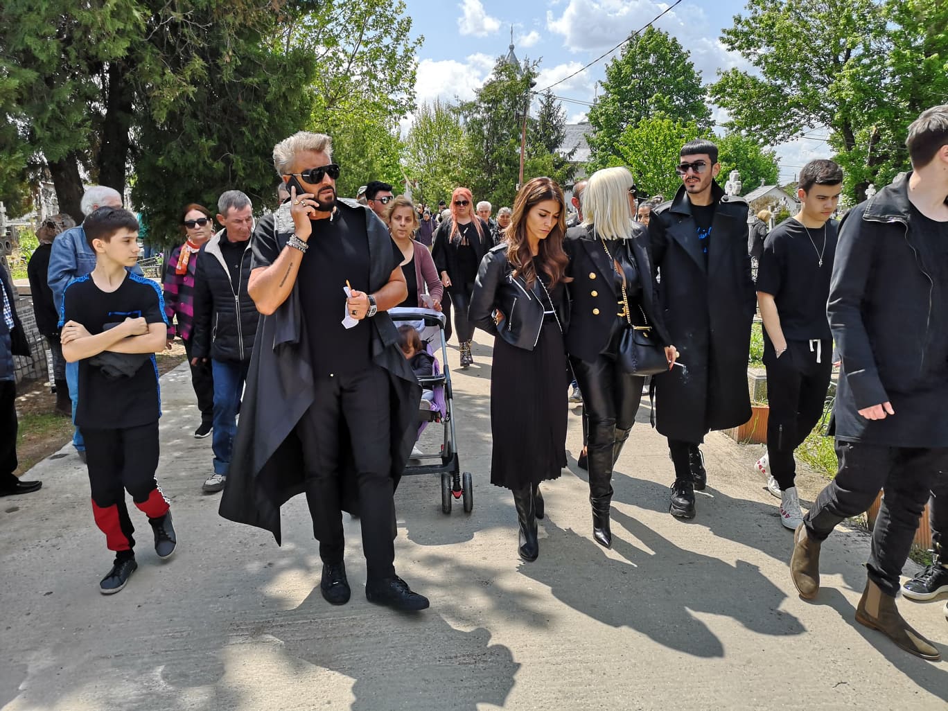 Ce au cerut vedetele la sfârșitul slujbei de înmormântare a lui Răzvan Ciobanu | FOTO