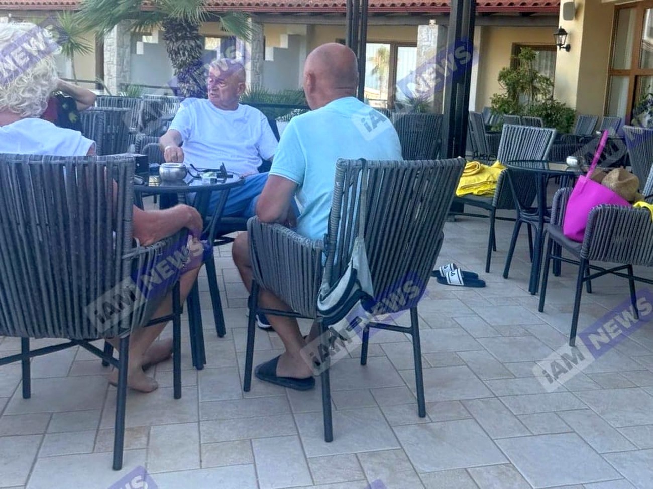 Sorin Oprescu, relaxat la masă cu prietenii, pe terasa unui hotel din Grecia. Fostul primar nu poate fi extrădat 