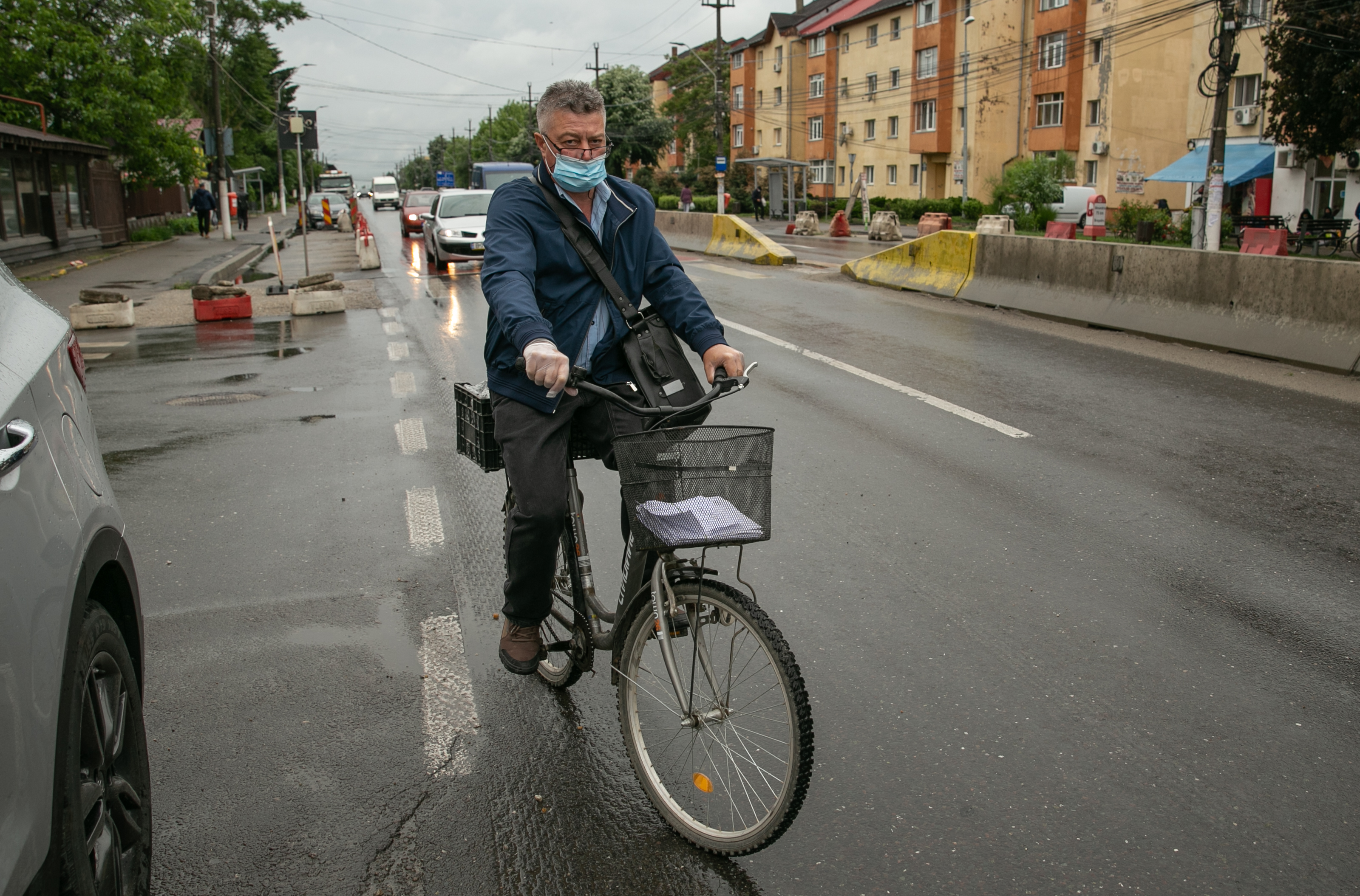 Făcându-i vizibili. Cum și-au petrecut ultimele trei luni oamenii care au ajutat societatea să funcționeze în pandemie: profesori, curieri, paramedici, poștași (I)