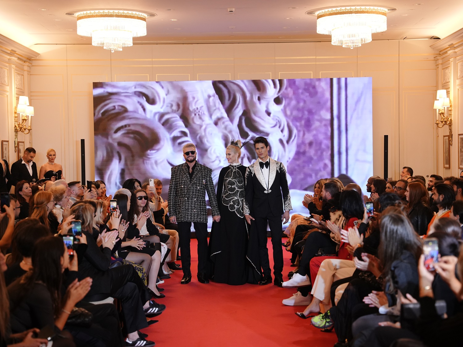 Cătălin Botezatu, aplaudat la Paris Fashion Week 2024. Și-a prezentat noua colecție haute-couture la Hotelul Ritz