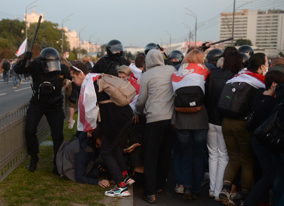 Ciocniri violente la Minsk. Mii de oameni care protestau contra lui Lukașenko au fost împrăștiați cu tunuri cu apă