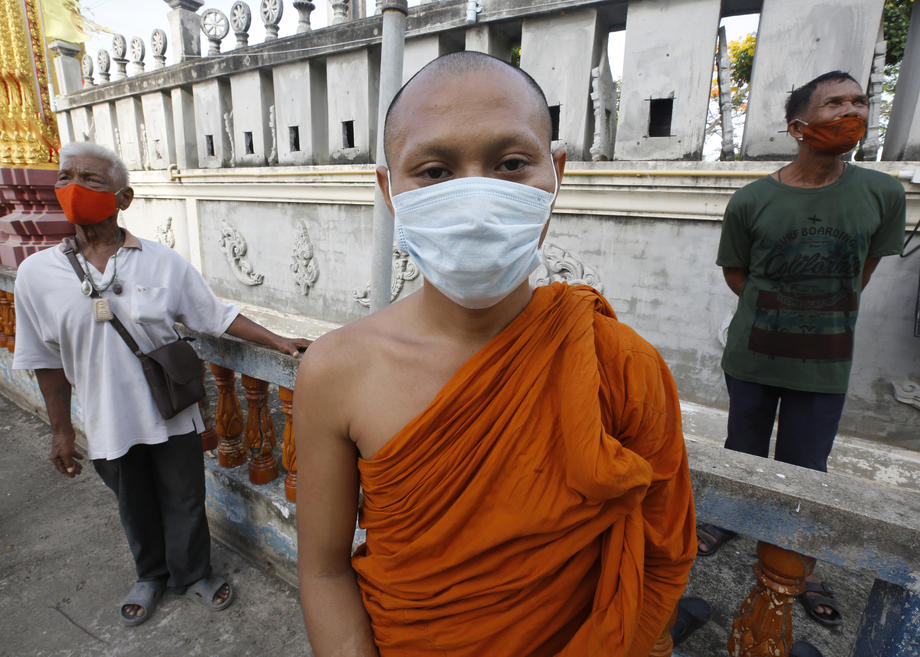 Statuile lui Buddha din Bangkok sunt acoperite cu măști de protecție, ”pentru a da un exemplu”