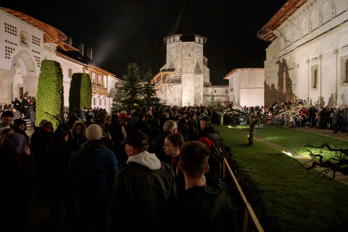 FOTOREPORTAJ. Învierea la Mănăstirea Putna, locul în care mai mulți refugiați ucraineni și-au găsit adăpost în calea războiului