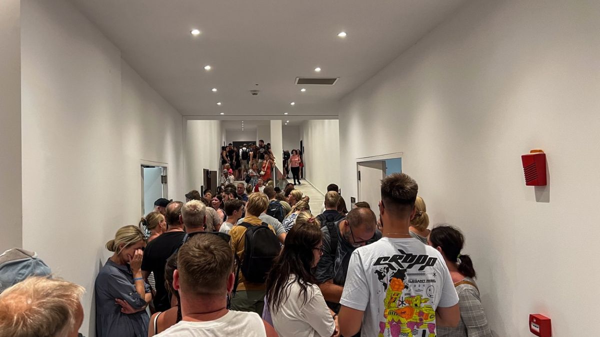 Mii de localnici și turiști, evacuați din case și hoteluri din calea flăcărilor, în Rodos. „Nu e un incendiu care se va termina mâine sau poimâine”