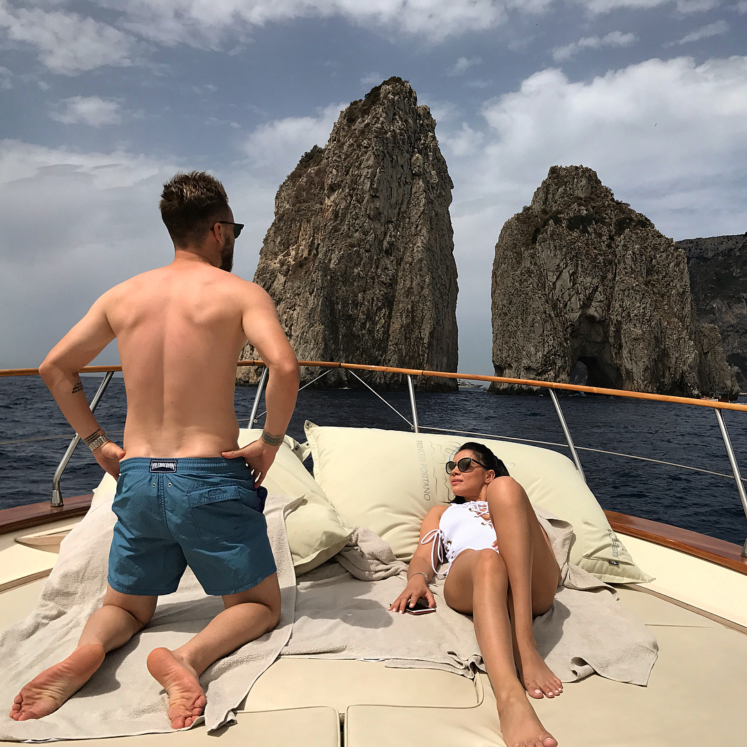 Fotbalistul Alexandru Maxim se relaxează cu logodnica pe Coasta Amafli din Italia / GALERIE FOTO