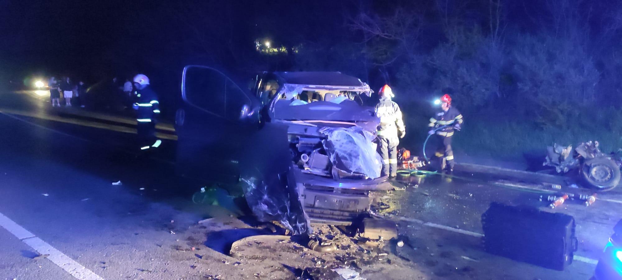 Accident grav în Cluj. Trei bărbați, răniți după ce o mașină şi două autoutilitare s-au ciocnit