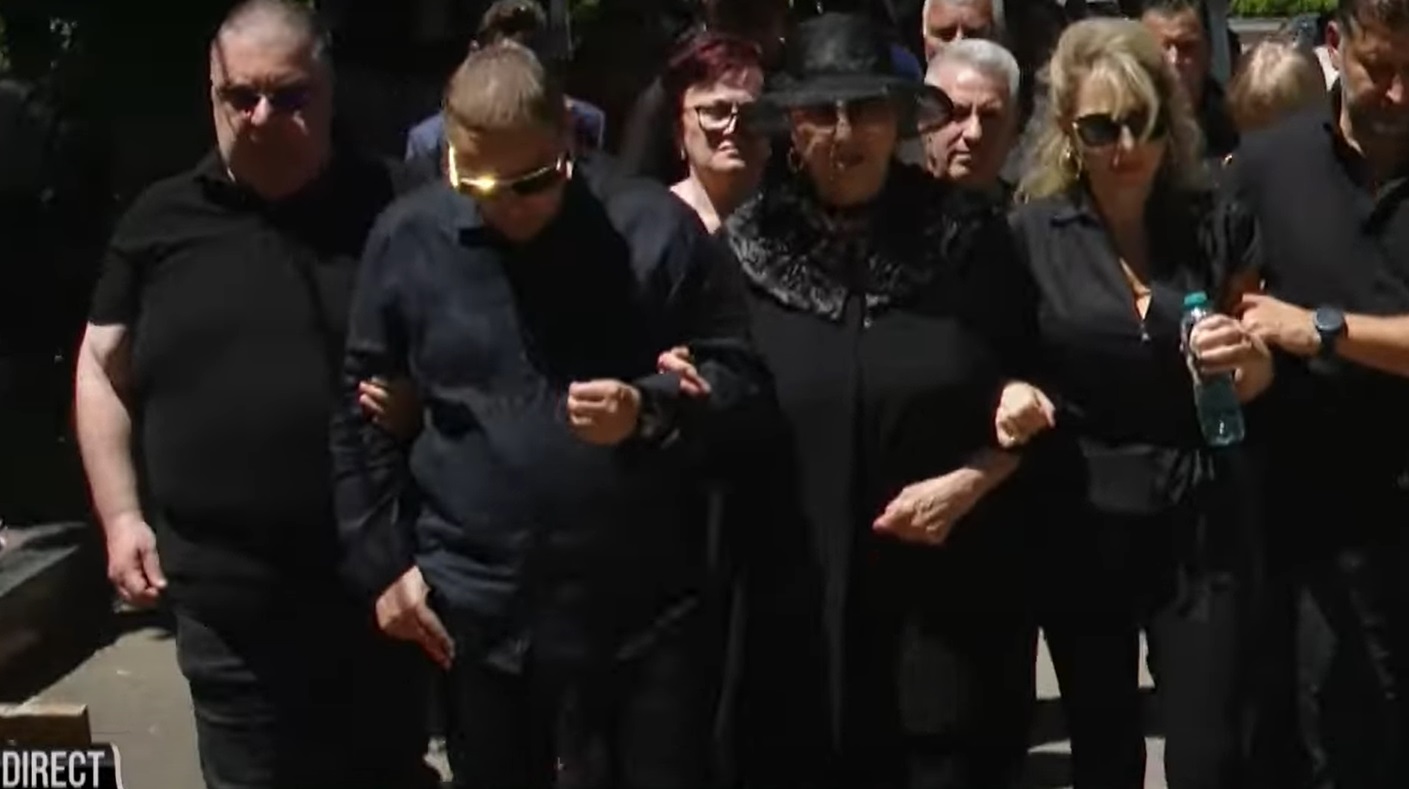 Imagini de la înmormântarea lui Ion Cernea. Susținută de copiii Ciprian și Irinuca, Irina Loghin și-a condus soțul pe ultimul drum cu onoruri militare