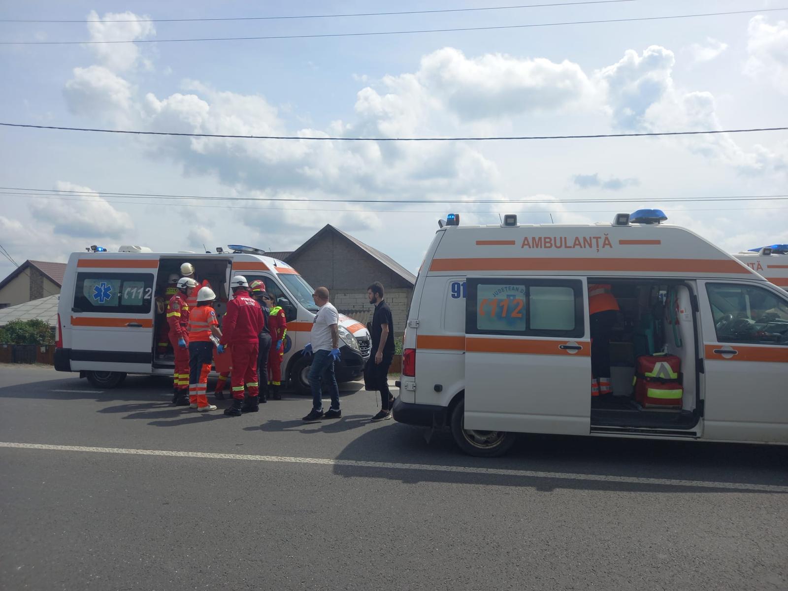 Un camion s-a izbit de un autocar cu 28 de pasageri, la Lețcani, Iași. Șapte oameni sunt în stare gravă la spital. Plan roșu de intervenție