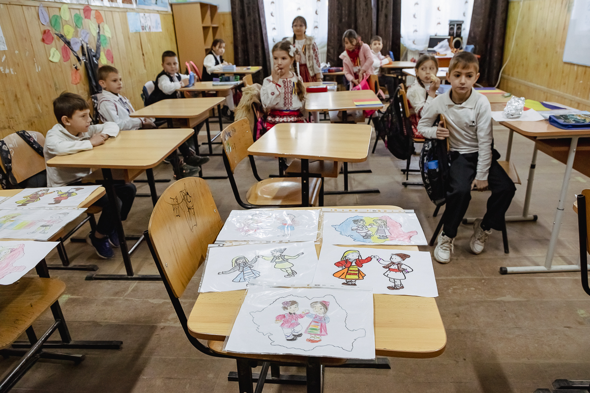 SPERANȚĂ. Într-o școală din Olt, o profesoară îi învață pe copiii cu părinți în străinătate să creadă că tinerii pot reuși și în țară: „Se pot realiza oriunde, numai să găsească oamenii potriviți”