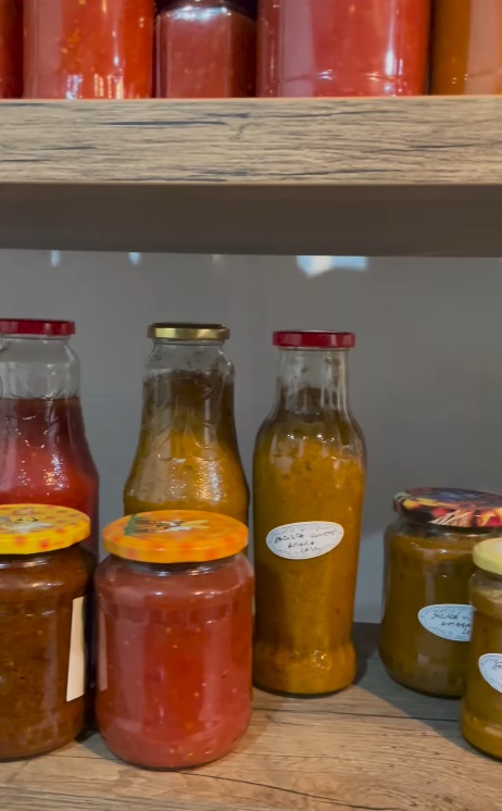 Imagini din cămara Danei Nălbaru și a lui Dragoș Bucur. Fanii le-au atras atenția: „Nu păstrați țuica în sticle de plastic”