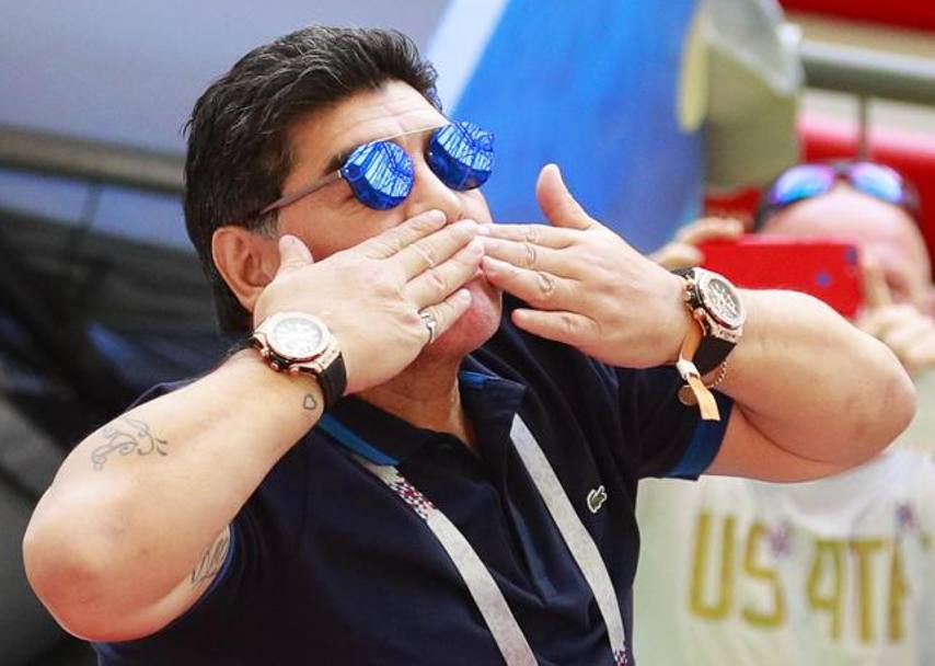 Reacțiile lui Diego Maradona din timpul meciului Franța - Argentina 4-3. La final, a pus tunurile pe selecționer / GALERIE FOTO